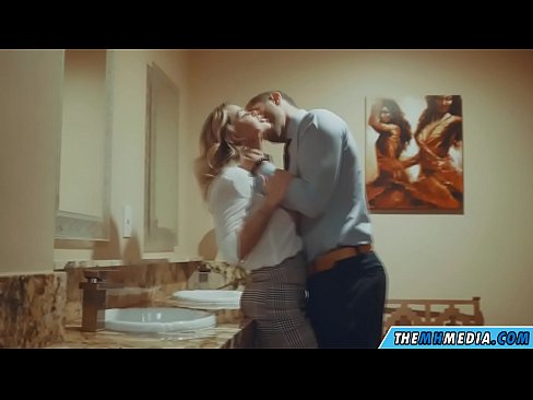 ❤️ Pamene blonde wabusty akunyengererani m'chimbudzi cha anthu onse Zolaula pa ny.pornplaybb.ru  ☑